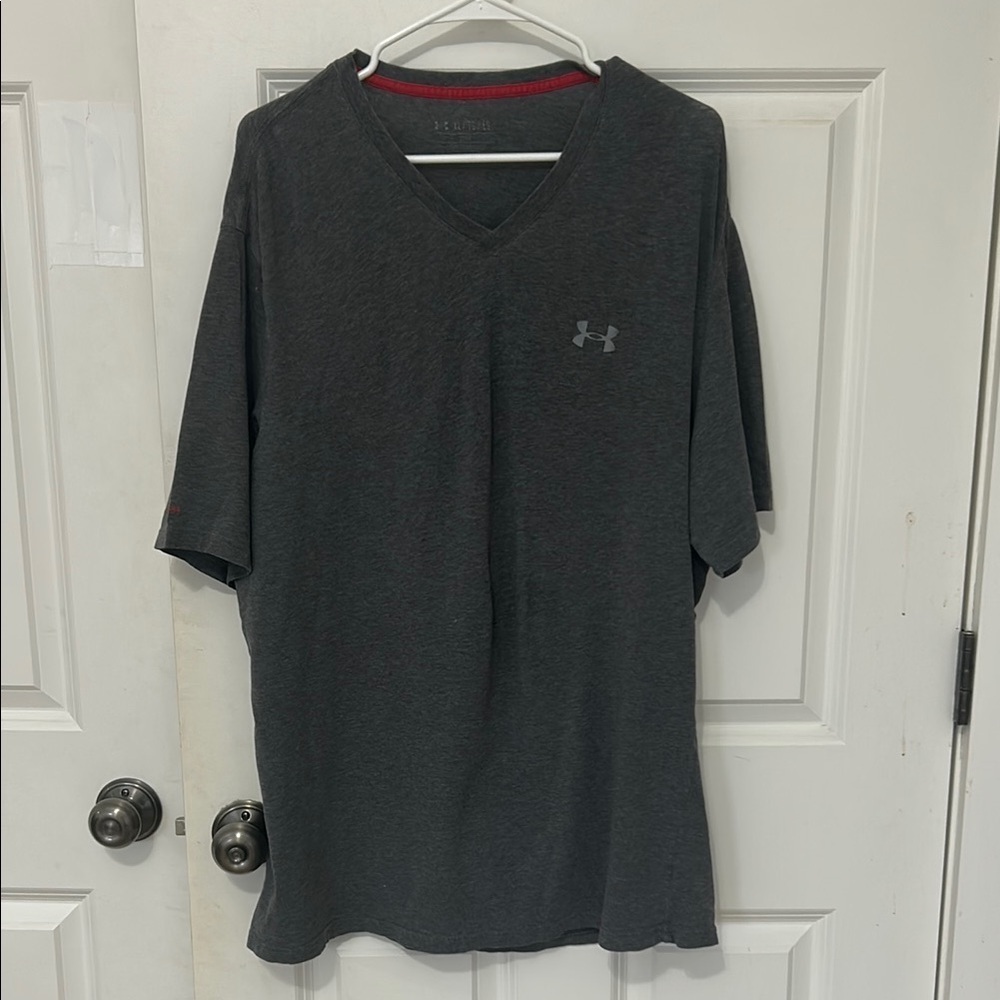 Under Armour Men's Black V-Neck Shirt size XL